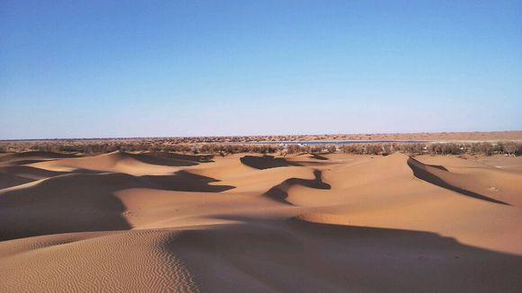 腾格里沙漠在哪  腾格里沙漠好玩吗？