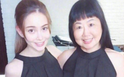 昆凌母亲长什么样 昆凌自爆与母亲合影 母亲发型可爱 圆脸齐刘海超显年轻 发型竟与Grace同款