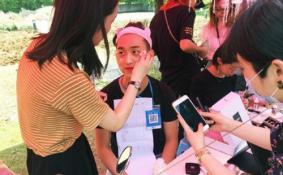 学姐毕业转售化妆品 男友被逼化妆当模特 这就是真爱吧