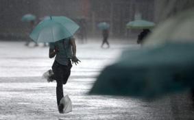 下雨天不要穿拖鞋 心疼这位网友10秒钟 下雨天穿拖鞋不安全