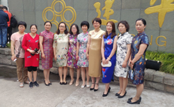 孩子高考，各大考点惊现多样旗袍装 寓意旗开得胜 为了孩子妈妈们也拼了