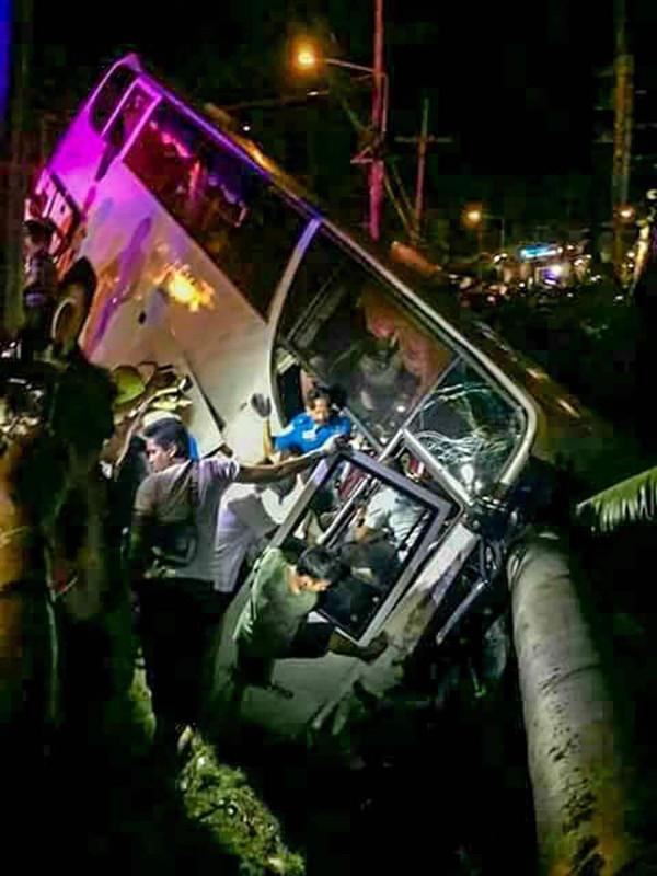 泰国普吉岛大巴翻车20名中国游客受伤