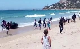西班牙卡迪斯沙滩遇见北非难民