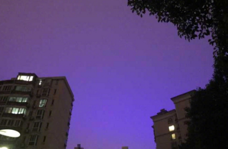 南京紫色琉璃天是怎么形成的