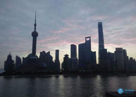上海外滩黎明时的照片