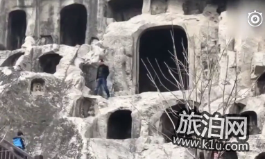 爬到龙门石窟洞内搔首拍照是怎么回事