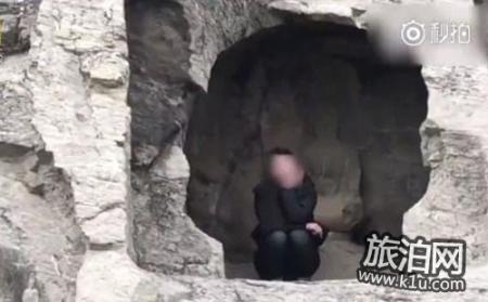 爬到龙门石窟洞内搔首拍照是怎么回事