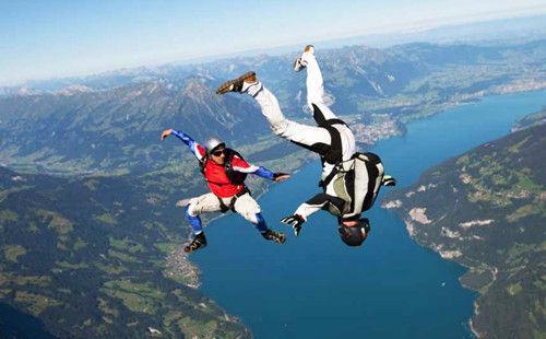 蹦极和跳伞哪个更刺激 蹦极和跳伞有什么区别