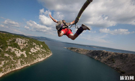 蹦极和跳伞哪个更刺激 蹦极和跳伞有什么区别