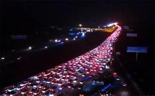 2018国庆成都高速因为车流大 高速收费开始关闭