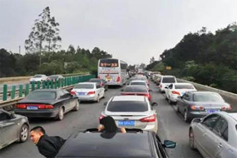 全球高速公路是怎么收费的 中国的高速收费竟然是最贵的？
