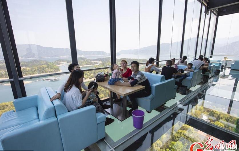 庐山99米高空咖啡屋 玻璃透明咖啡屋