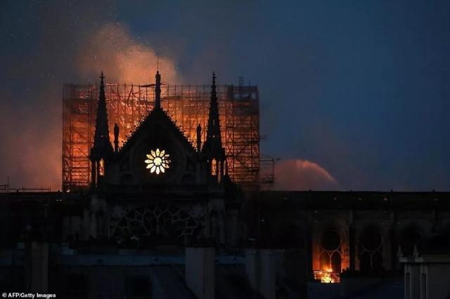 巴黎圣母院火灾原因：电线短路