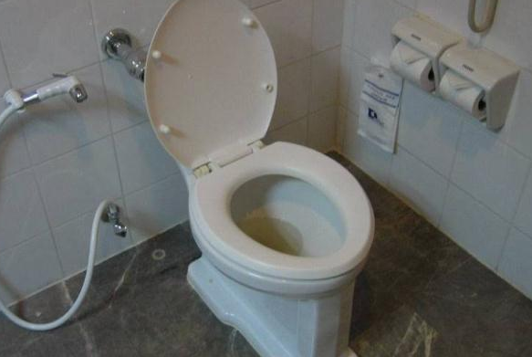 泰国厕所旁边的水龙头是干嘛