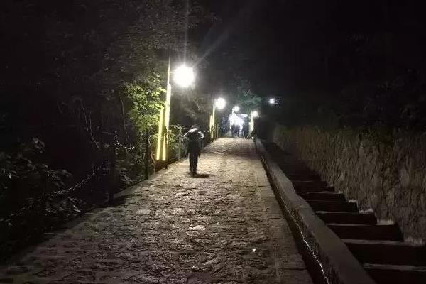 為什么要夜爬華山 夜晚怕華山安全嗎