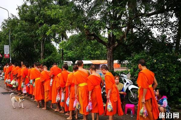 老挝琅勃拉邦布施时间和注意事项