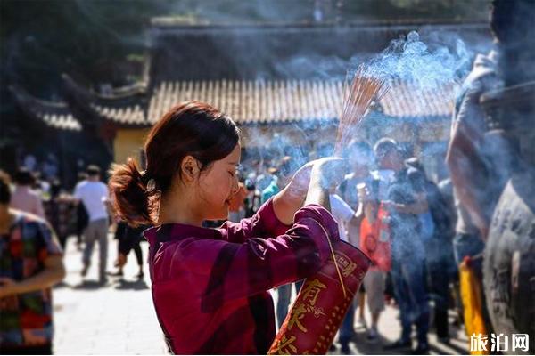 九華街景區(qū)能開車上去嗎 九華街有什么好玩的