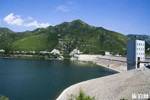 官厅水库北岸,月亮岛区域,一座2层的大型钢结构建筑正在施工.