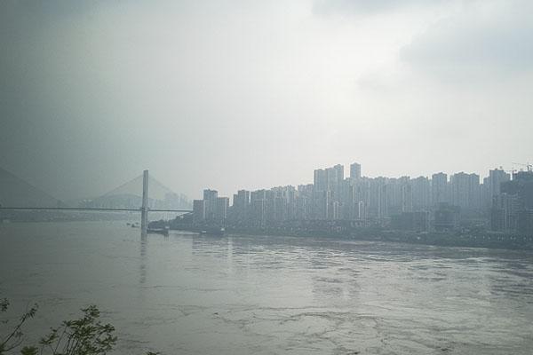 重庆朝天门水位上升被淹 市民扎堆看洪水