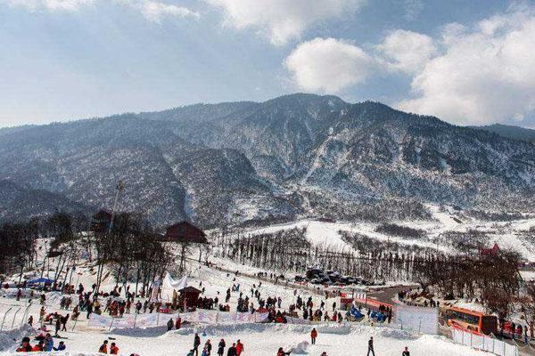 西岭雪山滑雪场海拔高度是多少米 开放时间