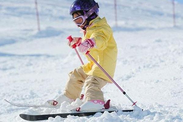 儿童滑雪几岁开始学比较好 儿童滑雪怎么穿衣服