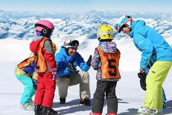 儿童滑雪几岁开始学比较好 儿童滑雪怎么穿衣服
