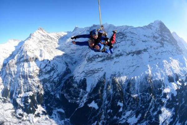 瑞士跳伞者重现哈利波特经典场面是怎么回事 瑞士跳伞安全吗