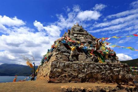 西藏路边的石头堆是什么意思 西藏路边的石头堆叫什么