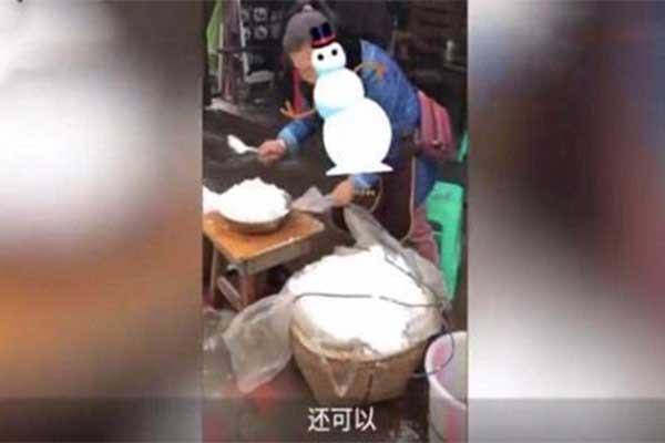 成都市民街头卖雪 成都赏雪地点推荐