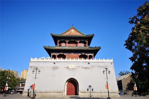 首页 全国景点 天津天津的鼓楼景区很美,这里的有一个大钟.