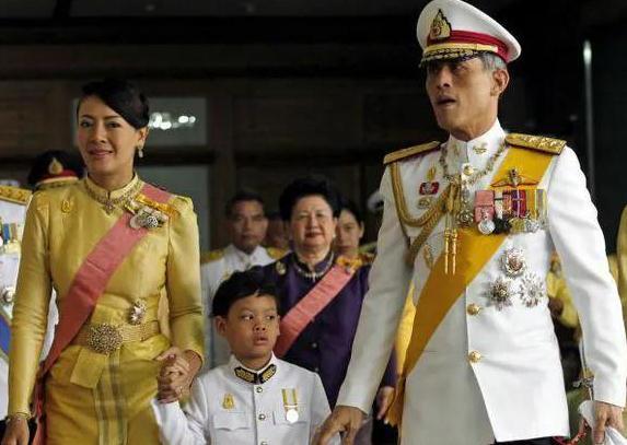  中国游客见了泰国国王需要下跪吗