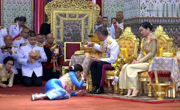 中国游客见了泰国国王需要下跪吗