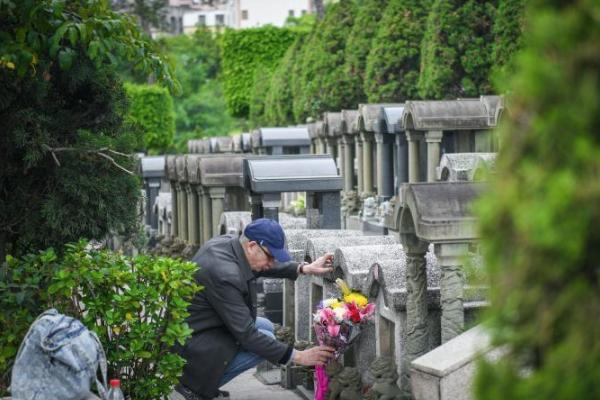 春节假期餐饮消费烟花升起