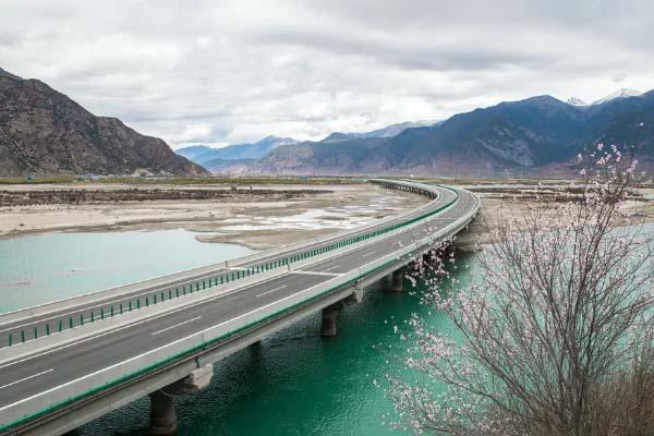 拉林鐵路開通了 拉薩旅游景點攻略