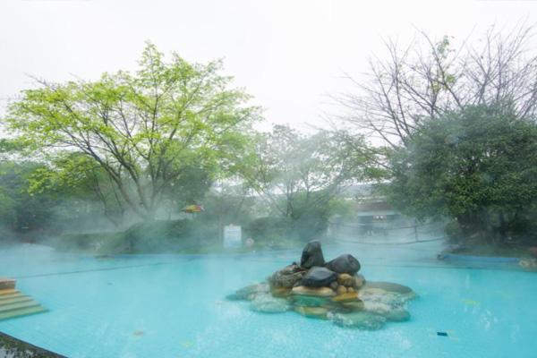 往峨眉山泡温泉住哪个旅店好 峨眉山4大年夜温泉攻略