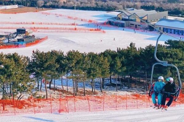 北京万科石京龙滑雪场于11月27日试营业开板