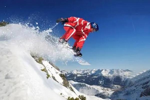 洛阳最安全的滑雪场是哪家 首选伊龙滑雪场