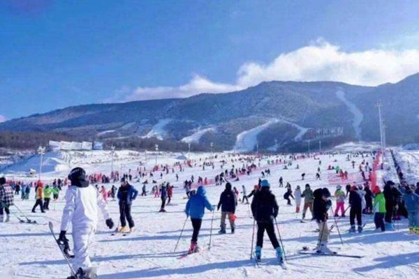 太白山滑雪场和鳌山滑雪场是一个地方吗