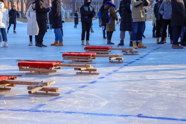 清华大学冰场开放时间
校外人员怎么进入滑冰
