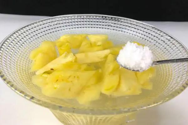 菠萝为什么要泡盐水 需要泡多少时间