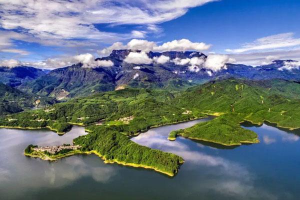 瓦屋山地质公园,位于四川省眉山市洪雅县境内,景区内有82座山峰,84条