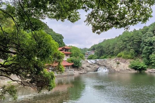 九鲤湖风景区需要爬山吗