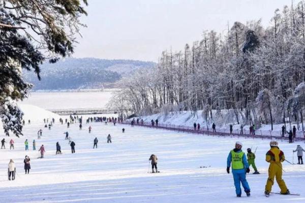 凈月潭滑雪場和蓮花山滑雪場哪個好