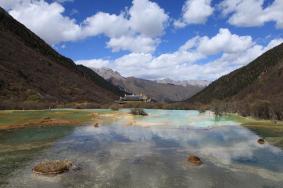 九寨沟和黄龙是一个地方吗？还是两个不同的地方？