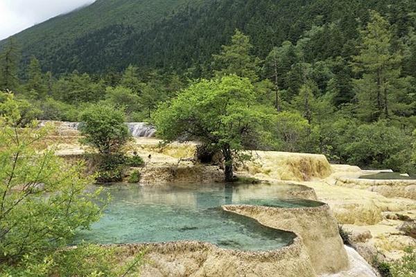 去九寨沟跟团好还是自己去好