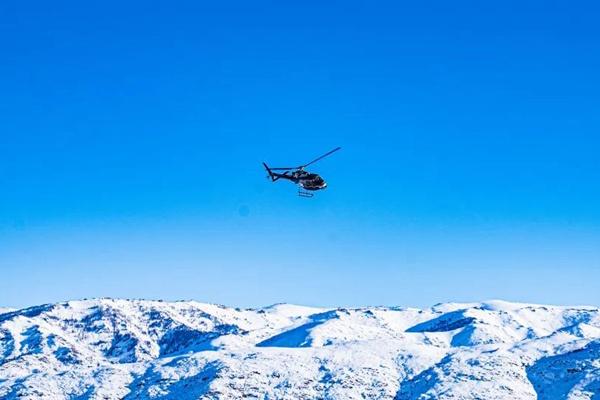 阿勒泰乘坐直升机观光滑雪攻略