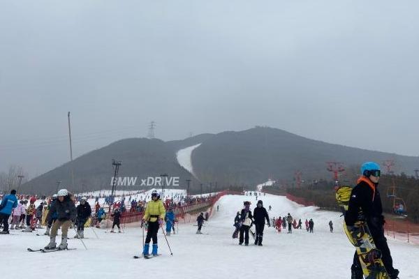 2023北京军都山滑雪场游玩攻略 - 门票价格 - 营业时间 - 教练价格 - 雪道图 - 地址 - 交通 - 天气