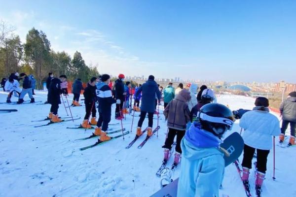 2023青云山滑雪场游玩攻略 - 门票价格 - 开放时间 - 简介 - 地址 - 交通 - 天气 - 电话