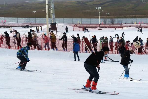 2023-2024雪季松鸣岩国际滑雪场于2023年11月24日正式开板