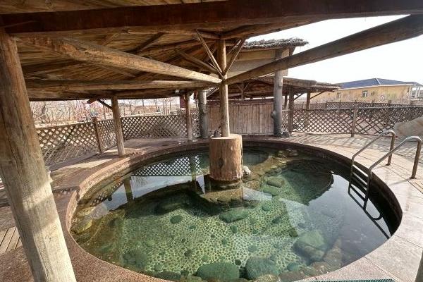 新疆有泡温泉的地方吗